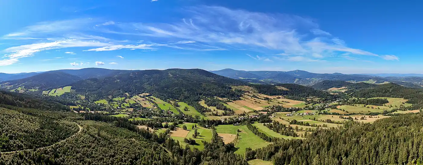 Widok panoramiczny — rzeka i góry Stary Gierałtów