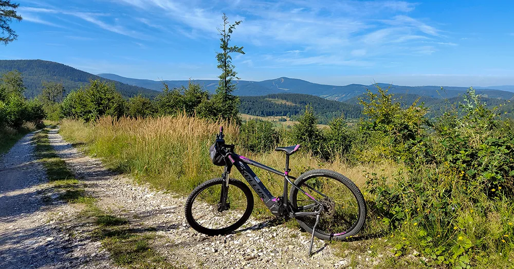 Rowerzysta na szlakach MTB w Masywie Śnieżnika