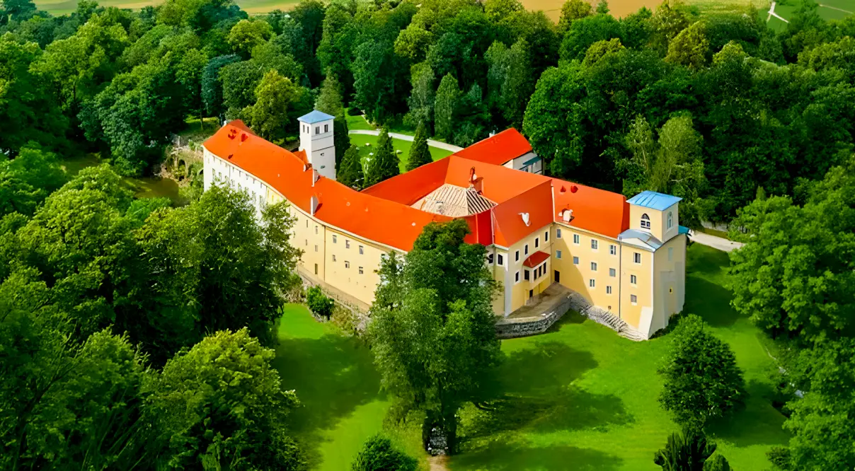 Zamek na Skale w Trzebieszowicach — kompleks pałacowo-parkowy z XVI wieku